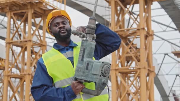 Портрет Афроамериканського Чоловіка Будівництві Безпечному Жилеті Твердий Капелюх Подає Молотком — стокове відео