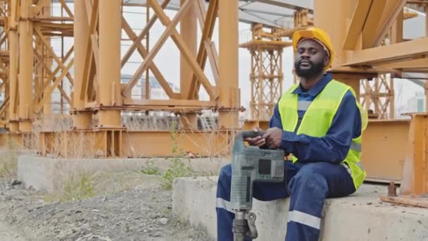 Retrato Seguimiento Tiro Hombre Negro Trabajador Construcción Chaleco Seguridad Sombrero — Vídeos de Stock