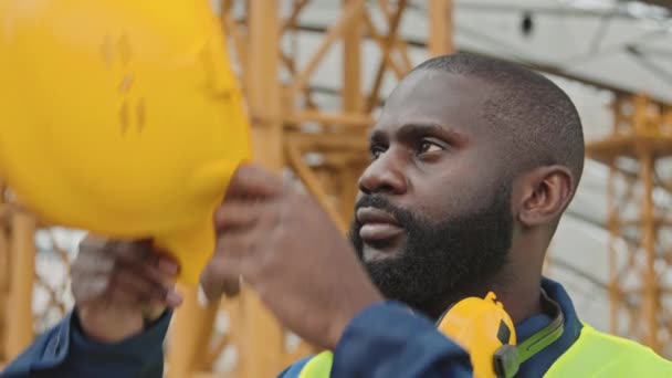 Egy Közeli Afro Amerikai Férfi Szakállas Munkás Kemény Kalapot Vett — Stock videók