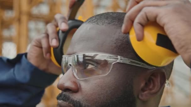 Extreme Nahaufnahme Eines Schwarzen Arbeiters Schutzbrille Der Auf Einer Baustelle — Stockvideo