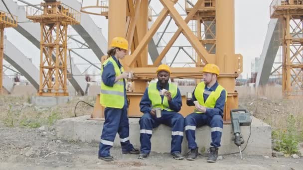 Mittlere Aufnahme Von Weiblichen Und Männlichen Bauarbeitern Die Auf Einem — Stockvideo