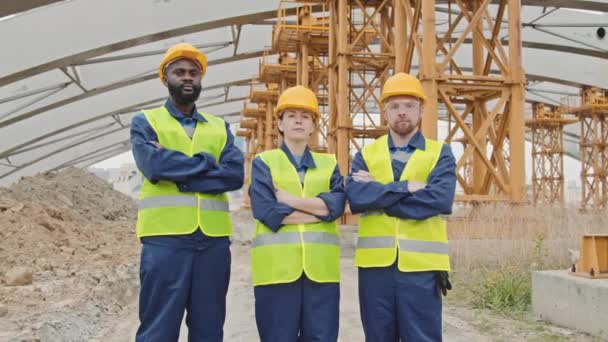 Retrato Seguimiento Los Trabajadores Construcción Chalecos Seguridad Sombreros Duros Pie — Vídeos de Stock