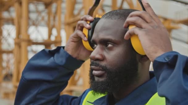 Közelkép Afro Amerikai Építőmunkásokról Akik Zajszűrő Fülvédőt Húznak — Stock videók