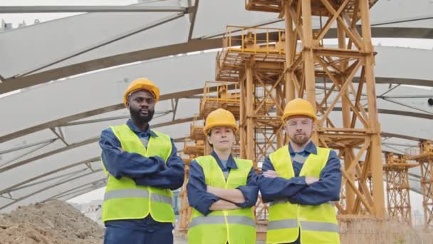 Retrato Equipo Multiétnico Trabajadores Construcción Chalecos Seguridad Sombreros Duros Pie — Vídeo de stock