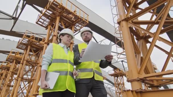 Tracciamento Angolo Basso Con Rallentamento Dei Supervisori Cantiere Maschi Femmine — Video Stock