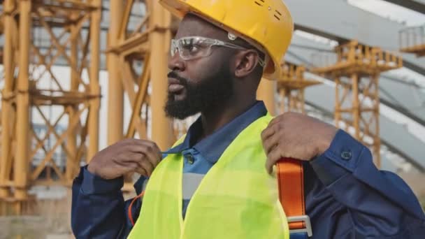 Handheld Ortung Mit Nahaufnahme Eines Schwarzen Männlichen Bauarbeiters Weste Schutzbrille — Stockvideo