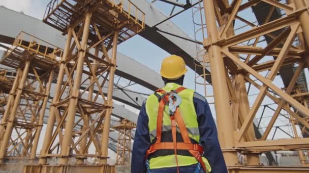 Rastreamento Visão Traseira Com Baixo Ângulo Trabalhador Construção Masculino Preto — Vídeo de Stock