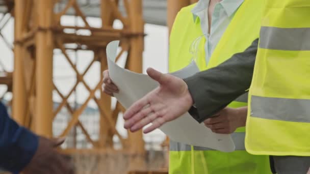 Mid Section Slowmo Unrecognizable Supervisor Foreman Shaking Hands While Engineer — Stock Video