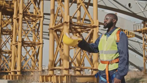 Plan Moyen Slowmo Travailleur Afro Américain Chantier Gilet Sécurité Lunettes — Video