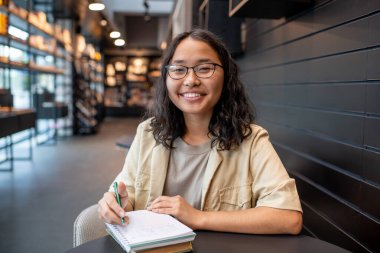 Fotokopi defterine not alan mutlu genç kız öğrenci