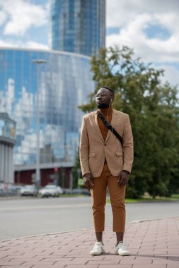 Genç işadamı sabah otobüs durağında dikiliyor.