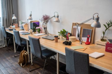 Birkaç masa ve sandalyeli sınıf ya da ofisin bir kısmı