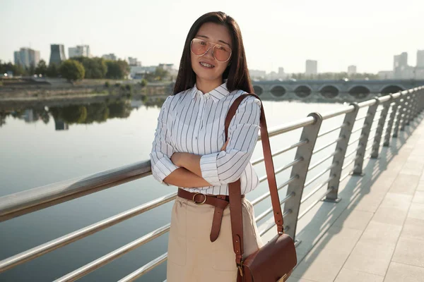 강변에서 있는 중국의 젊은 사업가 — 스톡 사진