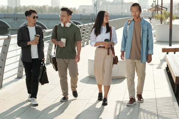 Grupo de empresarios de etnia asiática que se desplazan a orillas del río — Foto de Stock