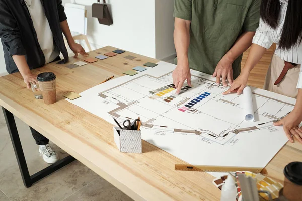 Equipo de ingenieros contemporáneos discutiendo paleta de colores — Foto de Stock