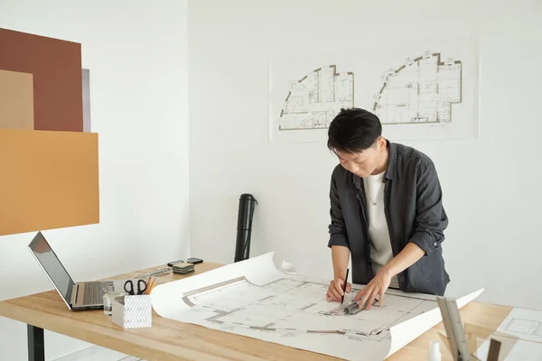 Jovem arquiteto feminino desenho esboço de construção — Fotografia de Stock