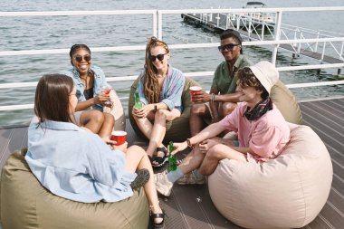 Partideki Çeşitli Arkadaş Grubu