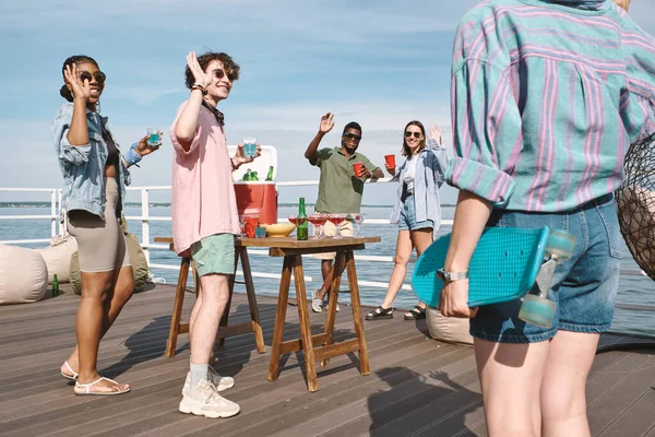 Les gens saluent les amis qui viennent à la fête — Photo