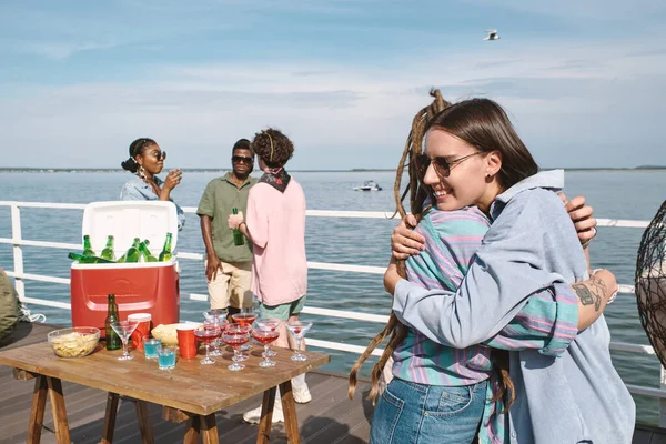 Vrouwelijke vrienden knuffelen op Party — Stockfoto