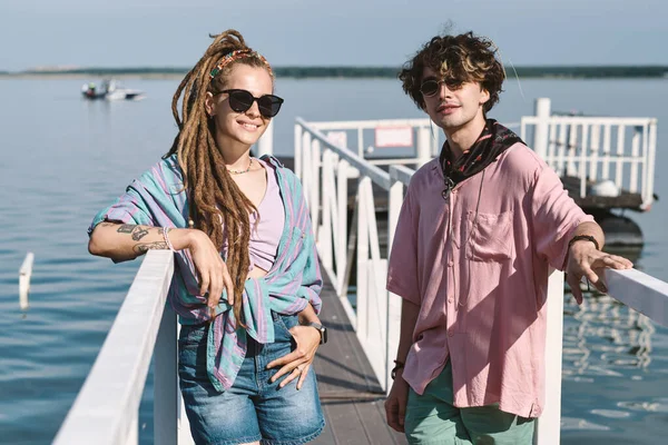 Молода пара стоїть на пірсі — стокове фото