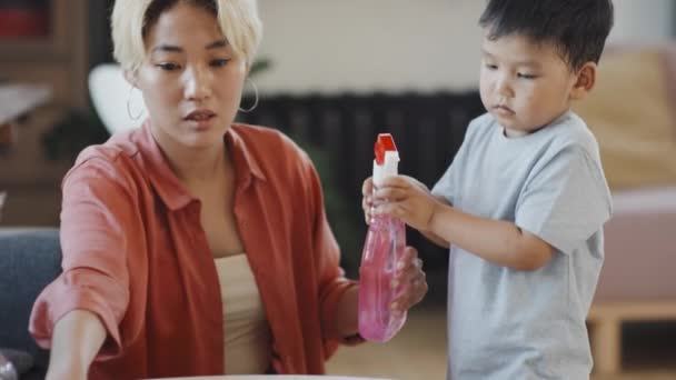 Inclinación Tiro Medio Lindo Niño Asiático Años Edad Ayudando Joven — Vídeos de Stock