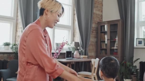 Rahat Bir Oturma Odasında Yaşındaki Tatlı Oğluyla Gündelik Kıyafetlerle Dans — Stok video