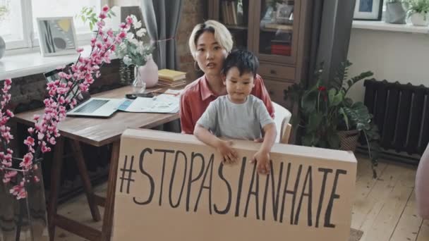Asyalı Genç Bir Kadın Yaşındaki Oğlunun Kartonla Kameraya Poz Verişini — Stok video