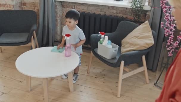 Yaşındaki Zeki Asyalı Çocuğun Işlerine Yardım Ederken Kahve Masasını Silecek — Stok video