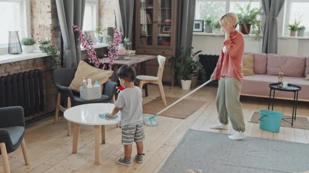 거실에서 청소하는 아시아 의아들이 — 비디오