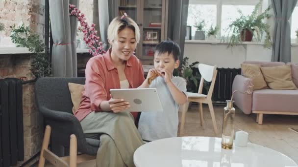 Orta Yavaş Çekimde Mutlu Asyalı Kadın Yaşındaki Tatlı Oğlunun Rahat — Stok video