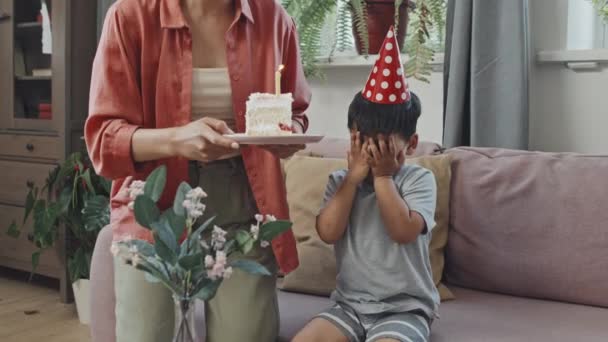 Doğumgünü Şapkalı Sevimli Oğluna Büyük Bir Dilim Pasta Getiren Mum — Stok video