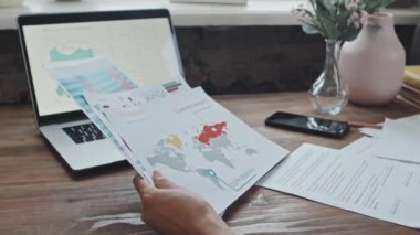İş belgelerindeki finansal çizelge ve şemaları inceleyen tanınmayan iş kadınlarının yavaş yavaş yakın plan çekimleri.