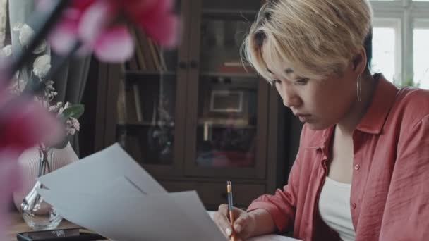 아시아인 사업가 집에서 문서를 모습이 작업을 미디엄 관계를 — 비디오
