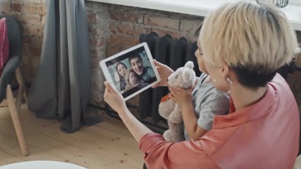 Kişilik Mutlu Asyalı Bir Aileyle Dijital Tablette Video Sohbeti Yapan — Stok video
