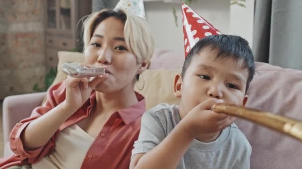 Střední Close Pomalým Veselý Asijské Matka Malý Syn Nosí Legrační — Stock video