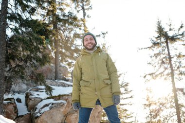 Soğuk kış gününde sana bakan mutlu genç adam.