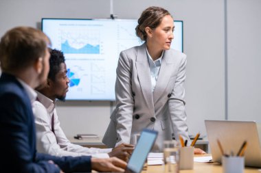 Genç kendine güvenen öğretmen seminerdeki çalışanlarla etkileşimde.