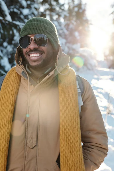 Szczęśliwy młody Afrykanin w zimie i okularach przeciwsłonecznych — Zdjęcie stockowe
