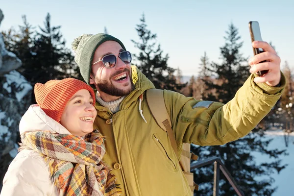 Šťastný mladý kavkazský pár dělat selfie v lese — Stock fotografie