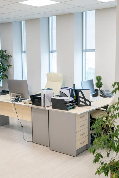 Bureau moderne avec bureaux, ordinateurs et fournitures pendant la pause — Photo