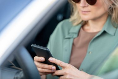 Akıllı telefondan süzülen zarif bir kadının elleri