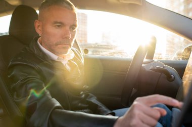 Hedef noktayı seçerken tablet bezi kullanan yetişkin bir adam