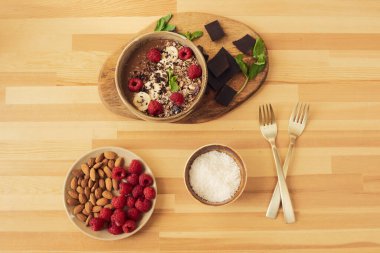 İçinde tatlı ve malzemeler olan bir kase.