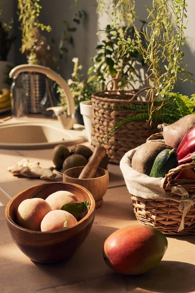 Bodegón de frutas y verduras frescas en la mesa de la cocina — Foto de Stock