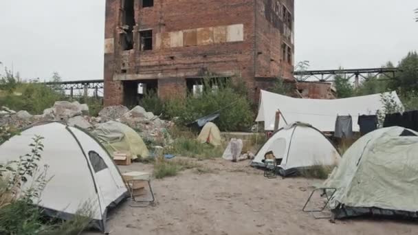 난민이나 환경의 노숙자들이 천막촌에서 화장을 않습니다 — 비디오