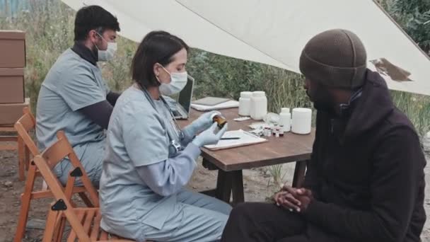 Mediana Inyección Equipo Trabajadores Médicos Dando Botella Medicamentos Hombre Refugiado — Vídeos de Stock