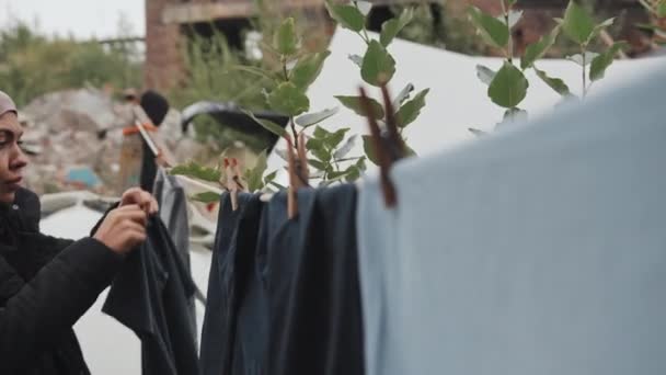 Sledování Střední Close Muslimské Ženy Černé Šály Kabát Zavěšení Prádla — Stock video
