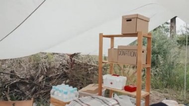Evsizler ve mülteciler gibi çadır kenti sakinleri için yiyecek, ilaç, sıcak giyecek ve diğer bağışlarla dolu ahşap masa çekimleri yapılmayacak.