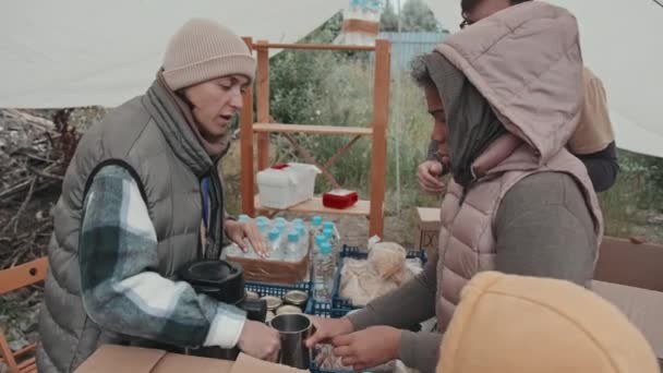 Lentitud Media Par Trabajadores Sociales Que Brindan Bebidas Calientes Comida — Vídeos de Stock