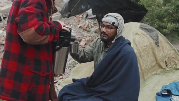 Medium Shot Someone Red Checkered Jacket Pouring Hot Tea Thermos — Stock Video